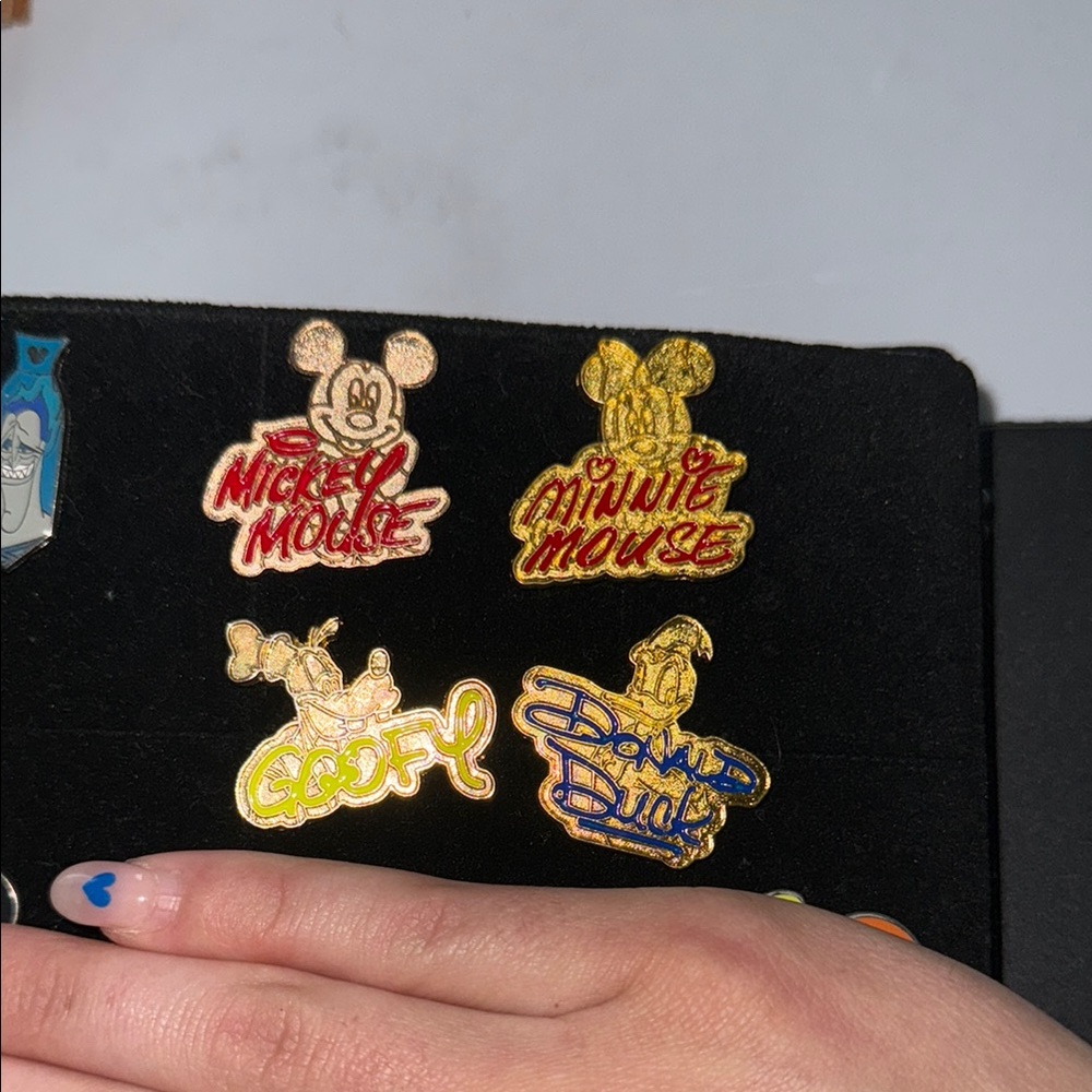 DISNEY PIN CAST LANYARD SERIES SIGNATURE (4) PIN SET